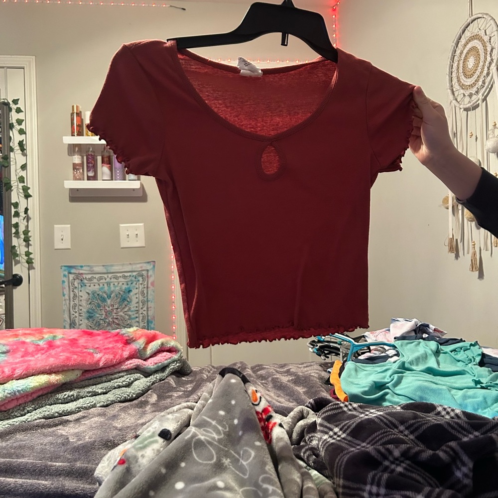 Maroon cropped T.